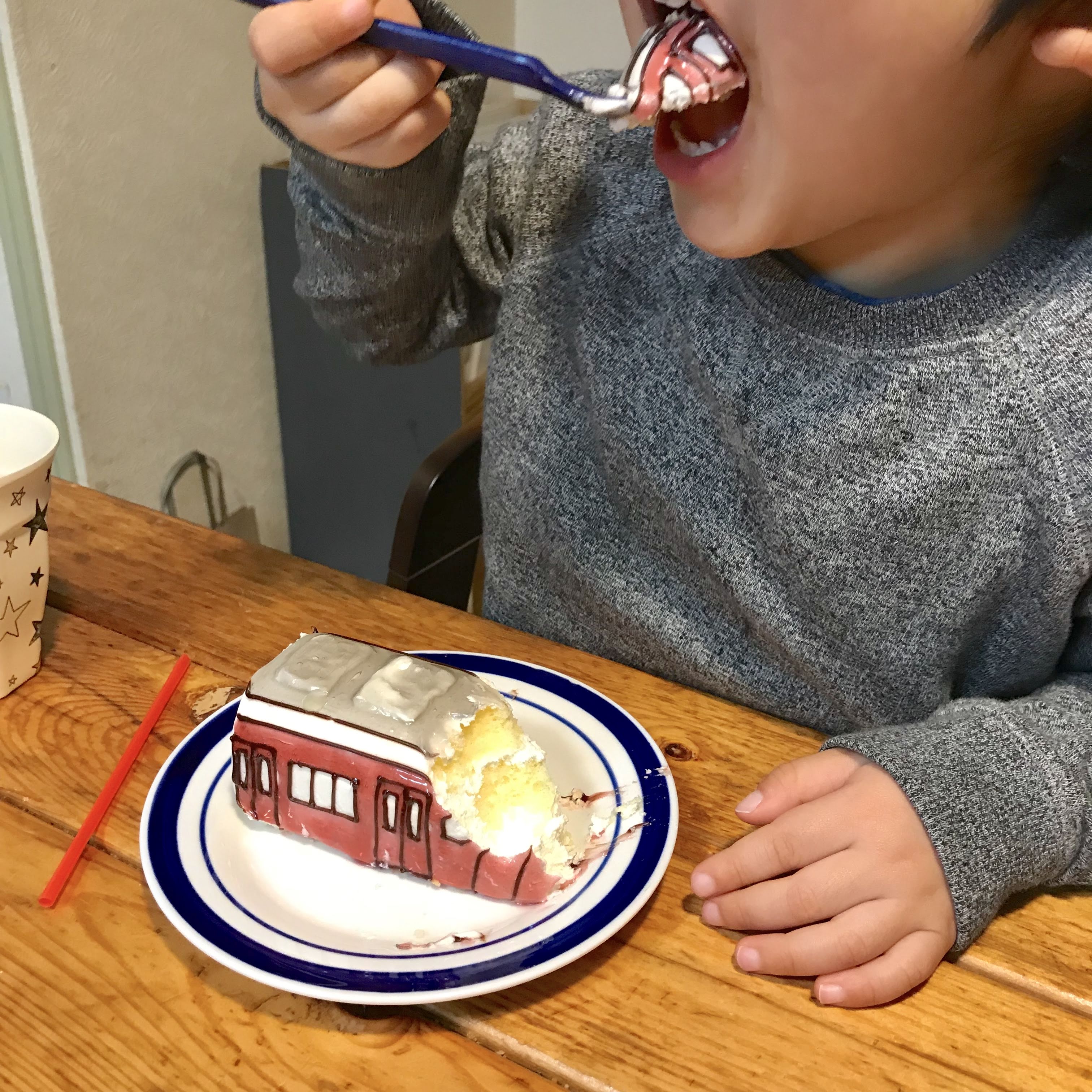 子供の喜ぶ顔が見たい オリジナルのオーダーケーキを通販で注文しました かざりび